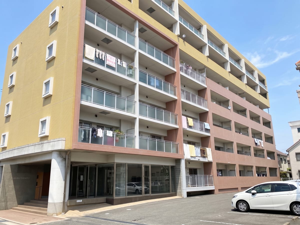 Kaizuka Reeplex RS の外観。通りの角から見上げた、7階建ての集合住宅。