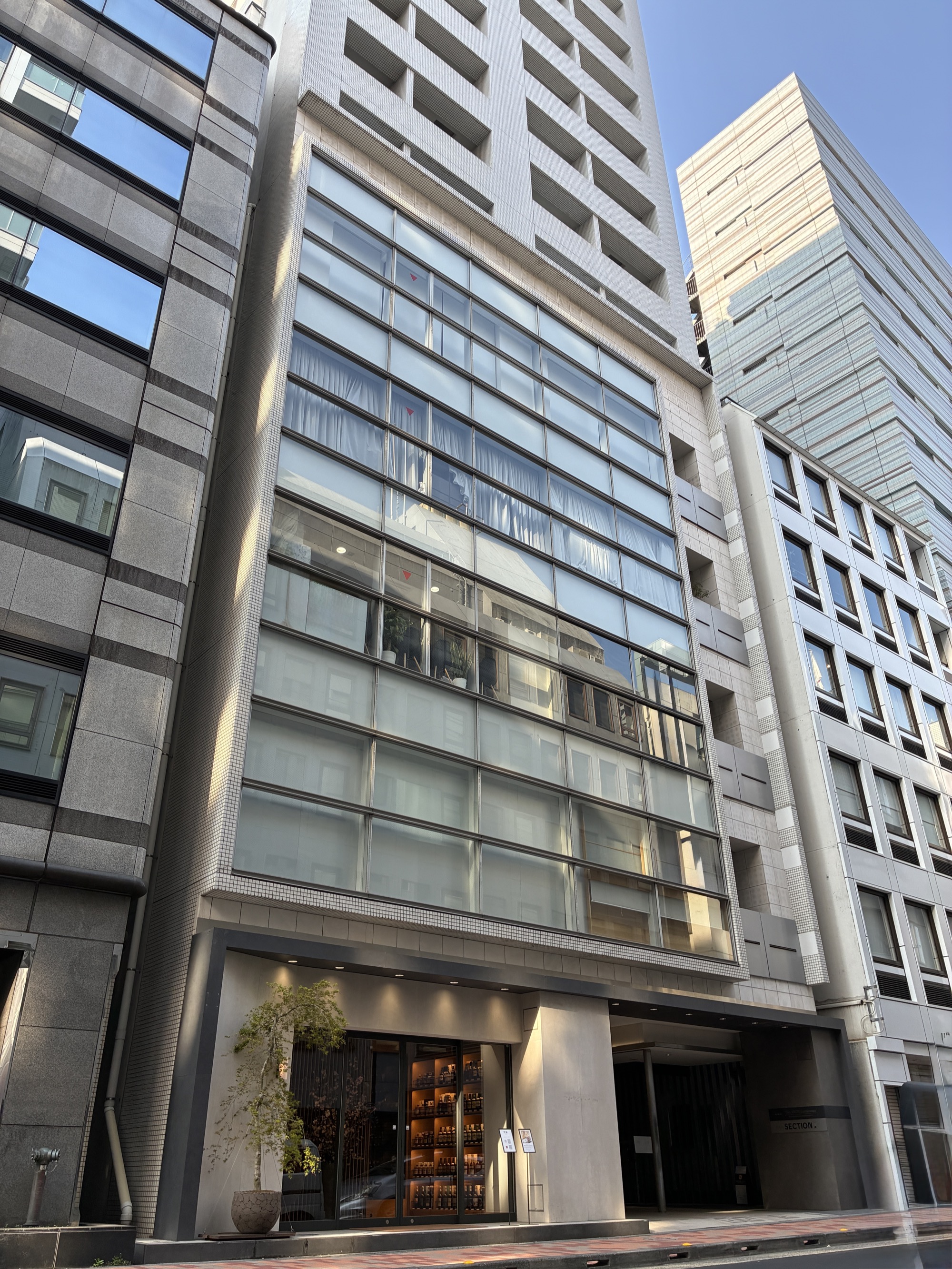 The ORB Luminous の外観、銀座の通りから見上げる
