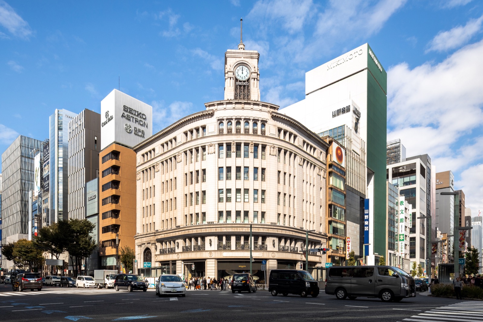 銀座四丁目交差点と和光の時計塔